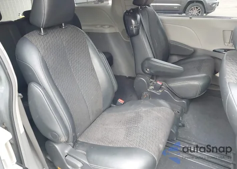 2012 Toyota Sienna Se 8 Passenger z USA, uszkodzony, nr VIN 5TDXK3DC7CS243837